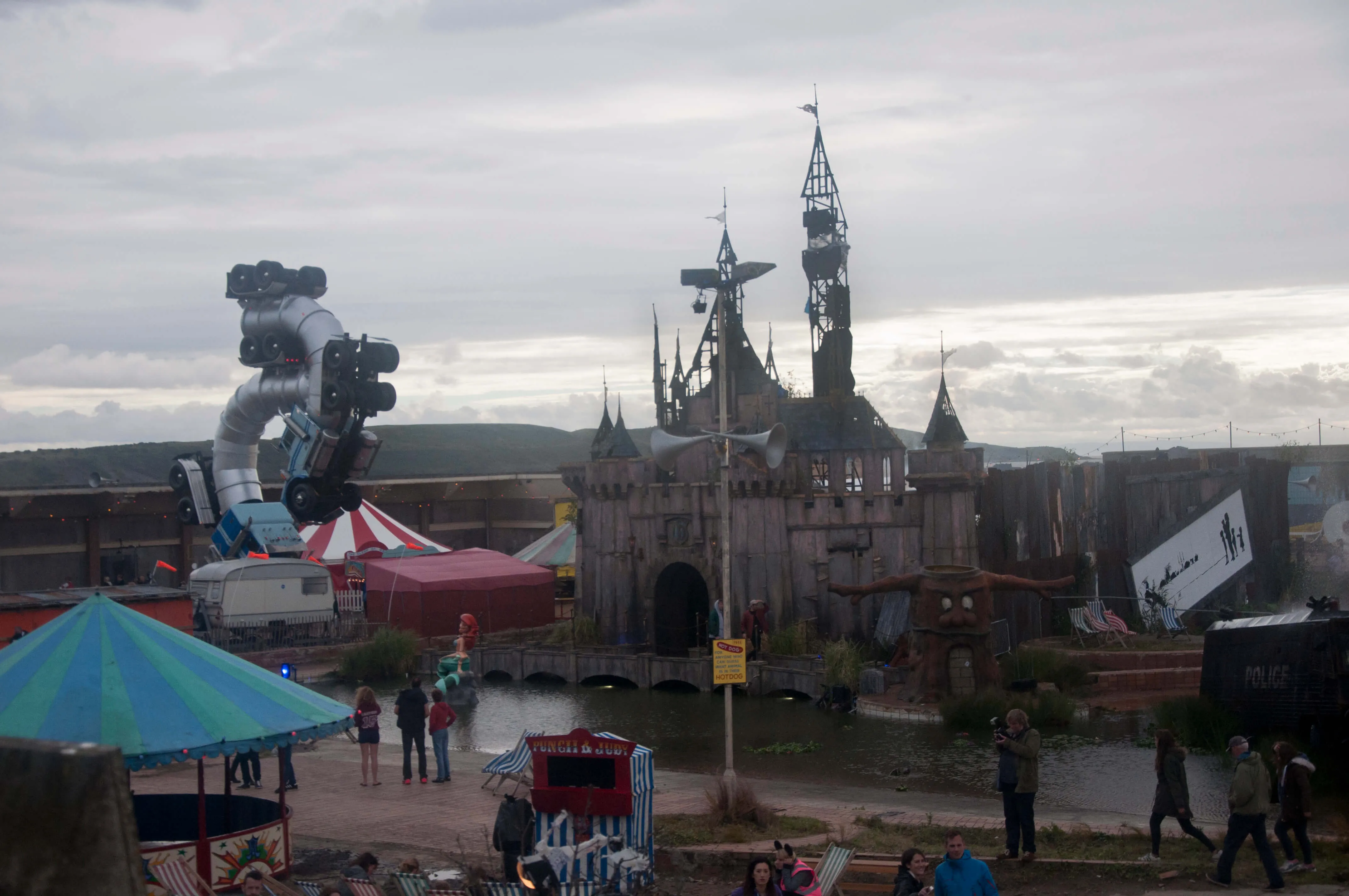 dismaland banksy